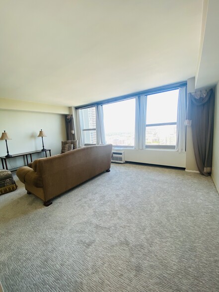 Building Photo - 3600 N Lake Shore Dr