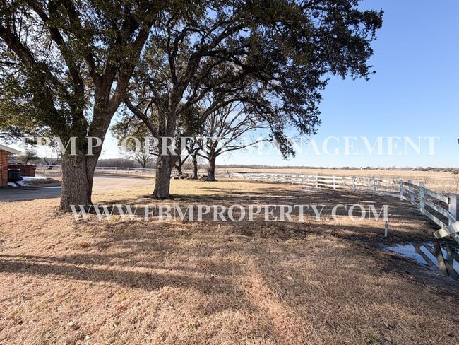 Building Photo - 2200 Country Club Rd