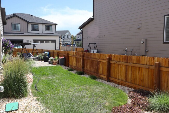 Building Photo - Stunning 3 Bedroom Townhouse