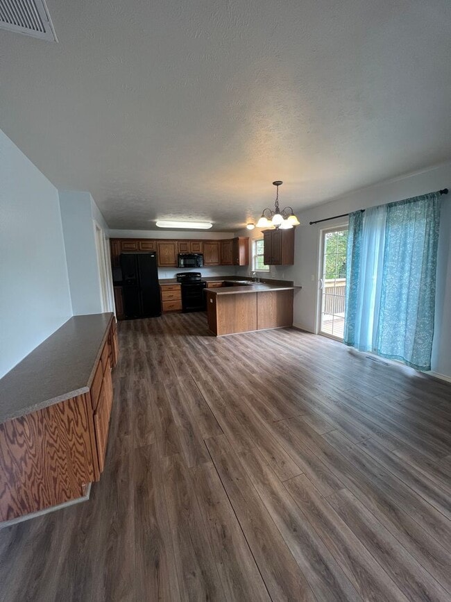 Building Photo - 5Br Basement Home