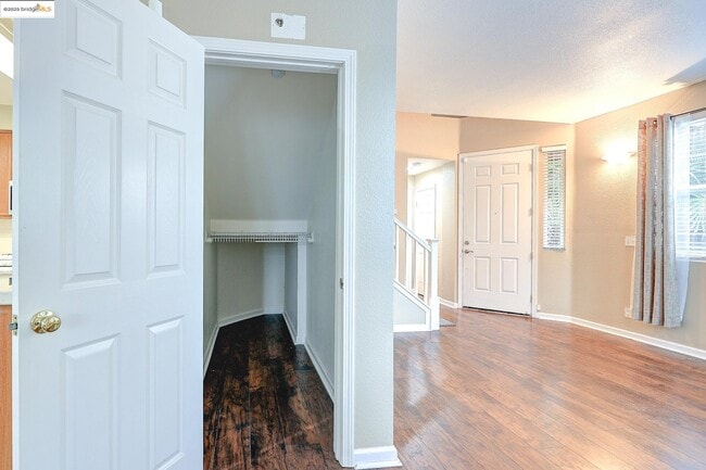Building Photo - 220 Whispering Oaks Ct
