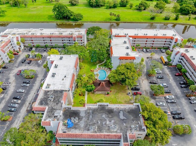 Building Photo - 3581 Inverrary Dr