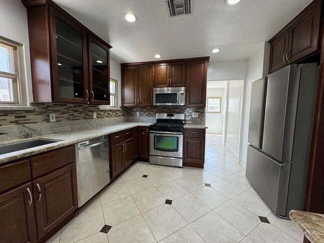 Building Photo - Charming Spanish-Style Home with a lot of Natural Light