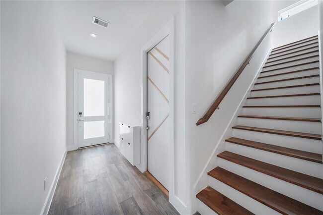 Building Photo - 5509 Paraiso Pl