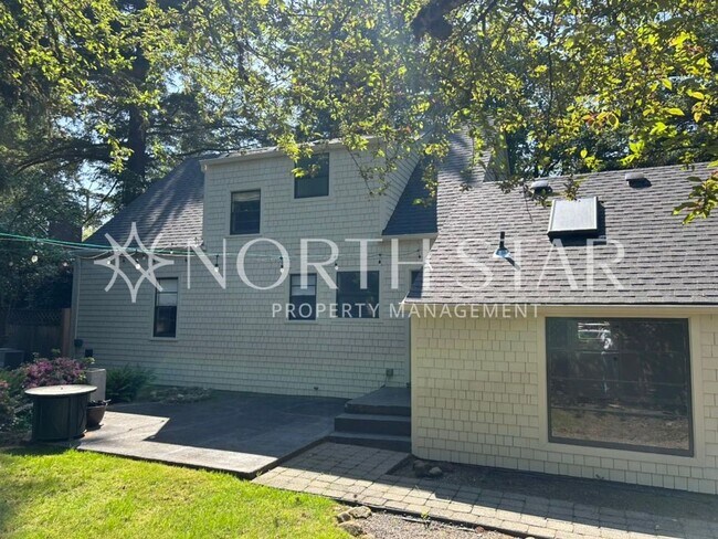 Building Photo - Newly Remodeled Lake Oswego Cottage With Lake Access.