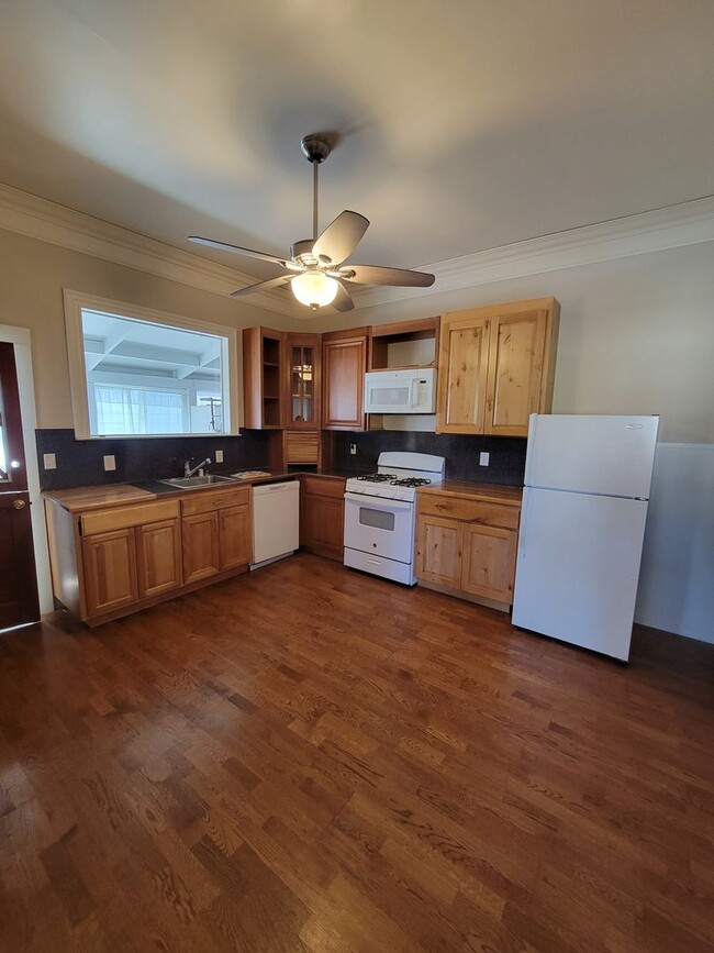 Building Photo - Adorable Downtown Duplex / 2 Bedroom 1 Bath