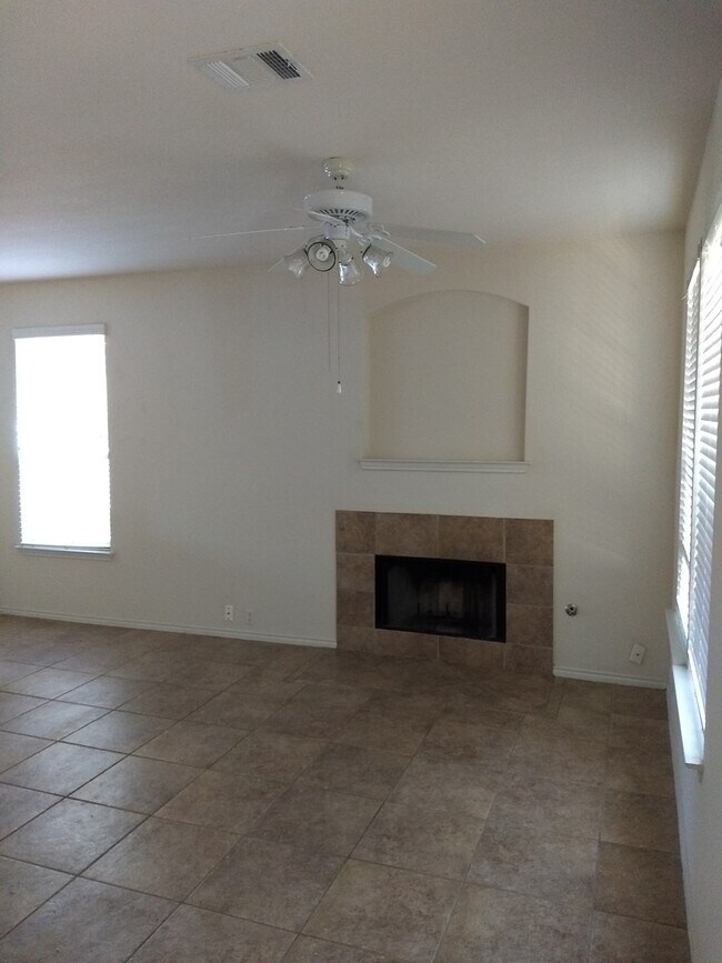 Building Photo - Charming 3/2.5 Townhome for Rent in Kyle, TX