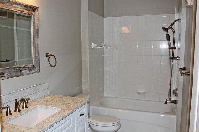 Building Photo - 550 Florida Club Blvd