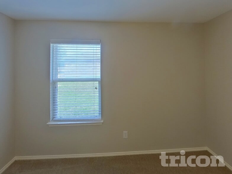 Building Photo - 1136 Foxglove Ln