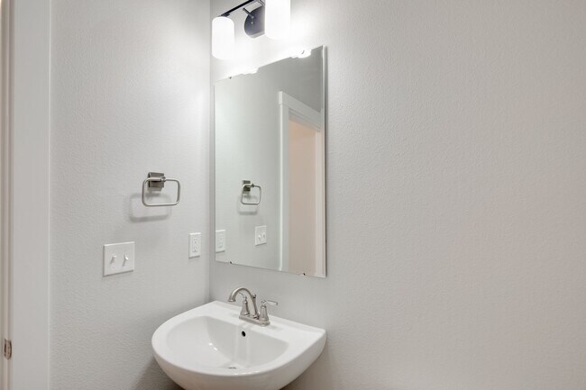 Building Photo - This 3 bedroom/2.5 bath townhome is ready for you!