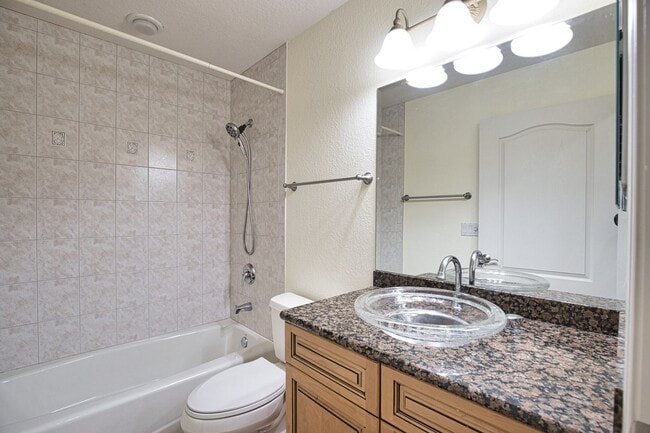 Building Photo - Annual Unfurnished 2 Bedroom 2 Bathroom with a Flex Room in The Waterfront on Venice Island!