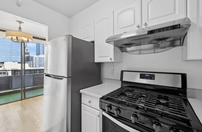 Building Photo - 2-Story 2BR Condo with Patio, In-Unit Laundry & Parking in Oakland Chinatown