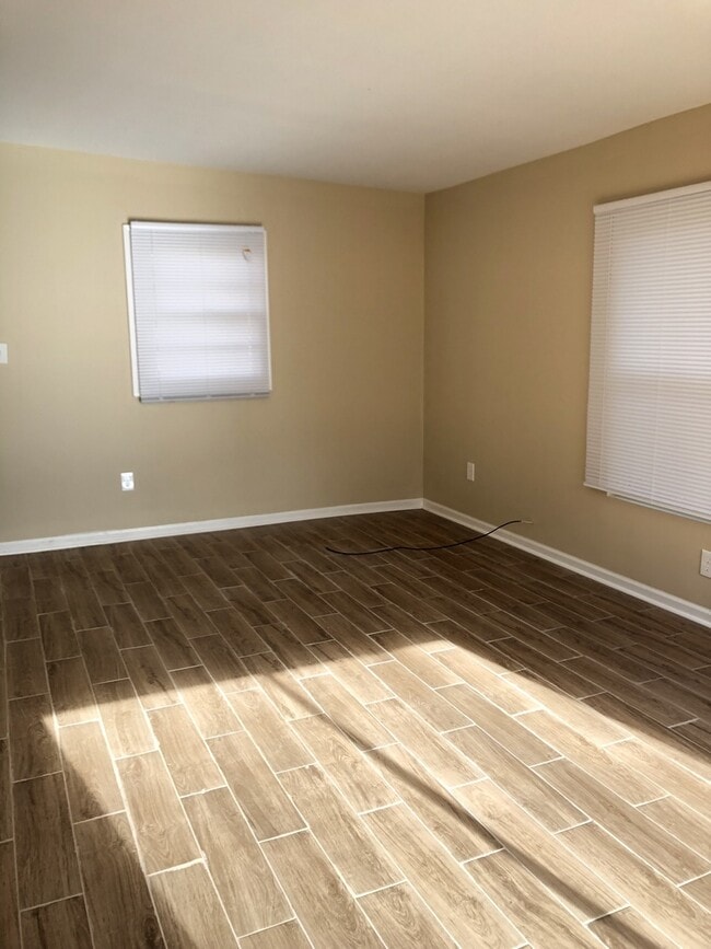 Building Photo - Convenient South Location!  3 Bedrooms / 2 Bathrooms