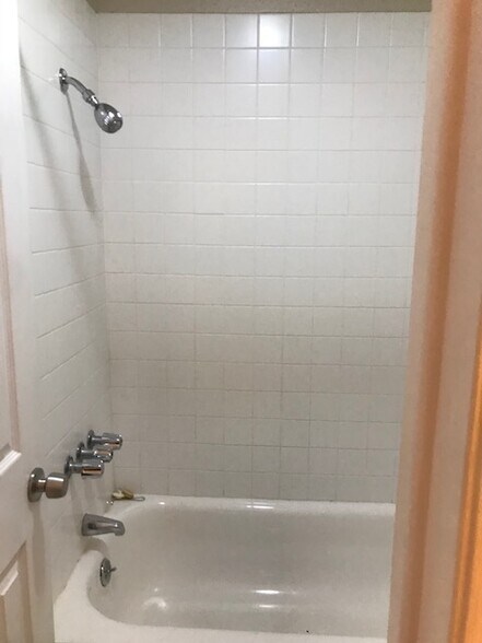 Shower/Tub - 3423 Madison Ave