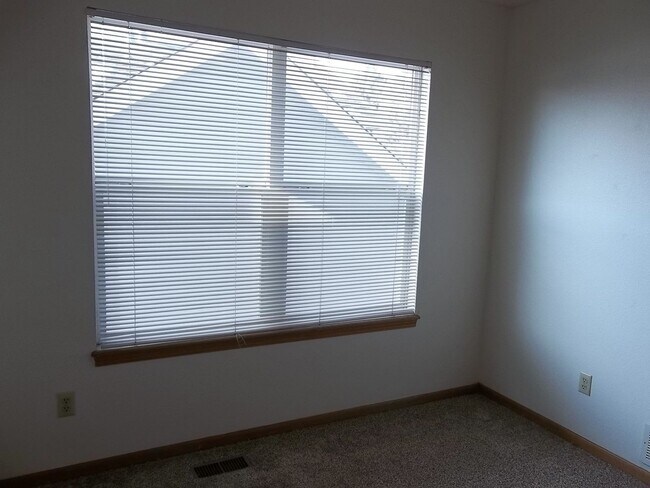 Building Photo - Comfortable and Bright 3-Bedroom Home Available This June