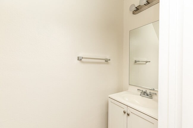 Building Photo - SPRING VALLEY HIDDEN GEM, LIGHT & BRIGHT T...