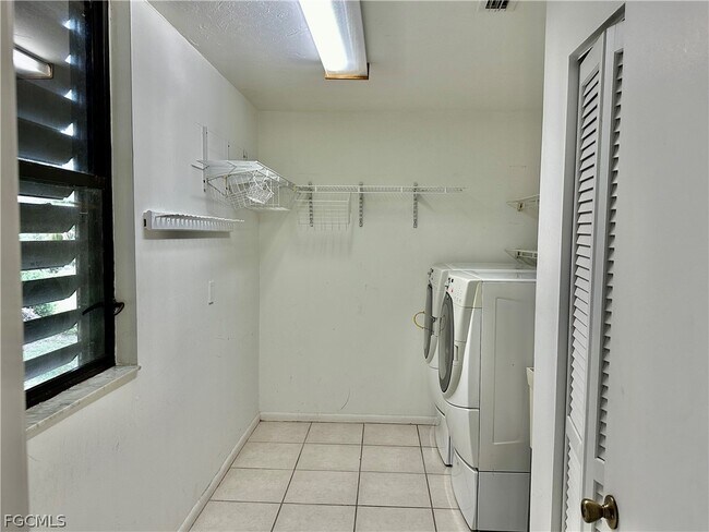 Building Photo - 209 Pinebrook Dr