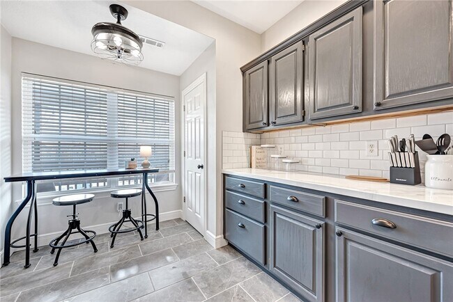 Building Photo - 701 SW Maidstone Ave