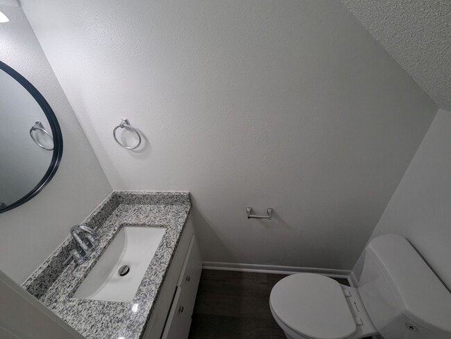 Building Photo - Newly Remodeled 2/1.5 Townhouse in Newport!