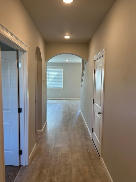 Entry Hallway - 4546 Sagecrest Dr NE