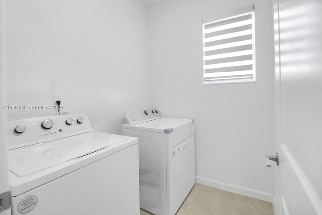 Building Photo - 879 SE 26th Ter