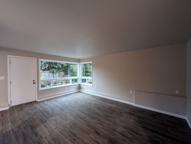 Building Photo - 551 Elm Way