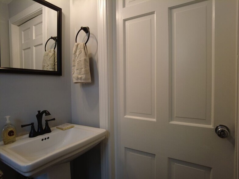 Building Photo - 80 Mauran St