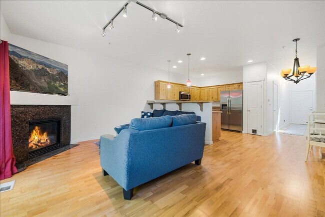 Building Photo - Crisp, Updated Townhome Near Nike & Shopping
