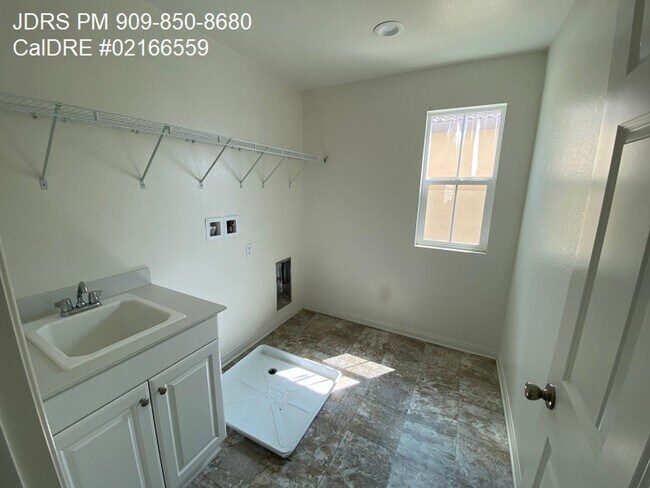 Building Photo - Ontario 4 Bedroom Home