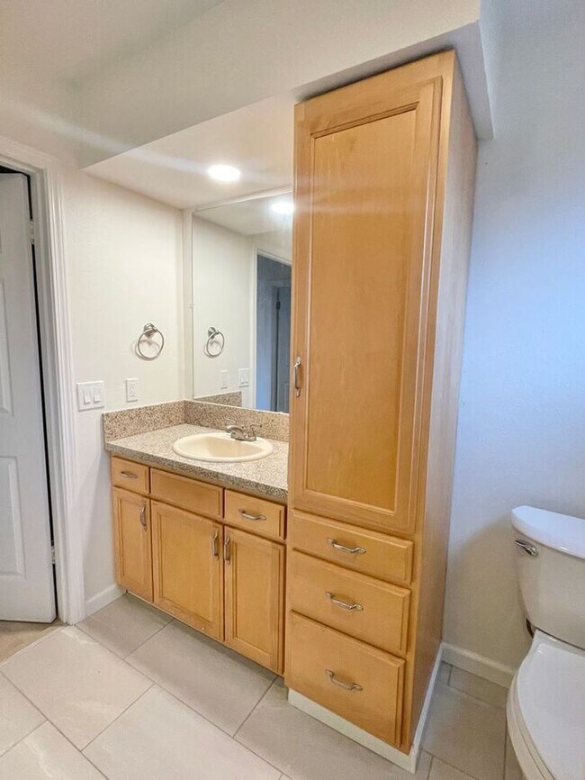 Building Photo - This beautifully maintained 3-bedroom, 2-bathroom Windsor home