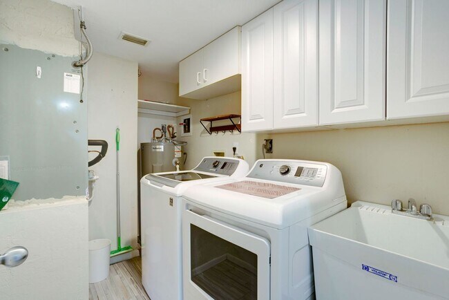 Building Photo - 285 Naples Cove Dr