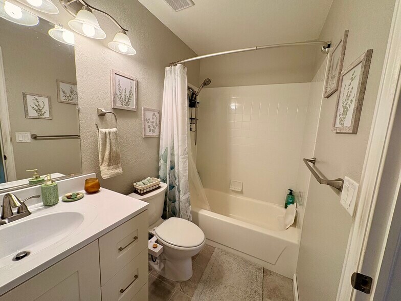 Building Photo - 5226 Estes Cir