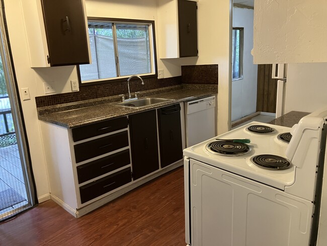 Building Photo - 93 Greenbrier Dr