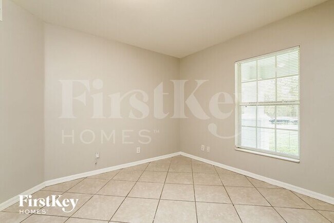 Building Photo - 715 Bennington Dr
