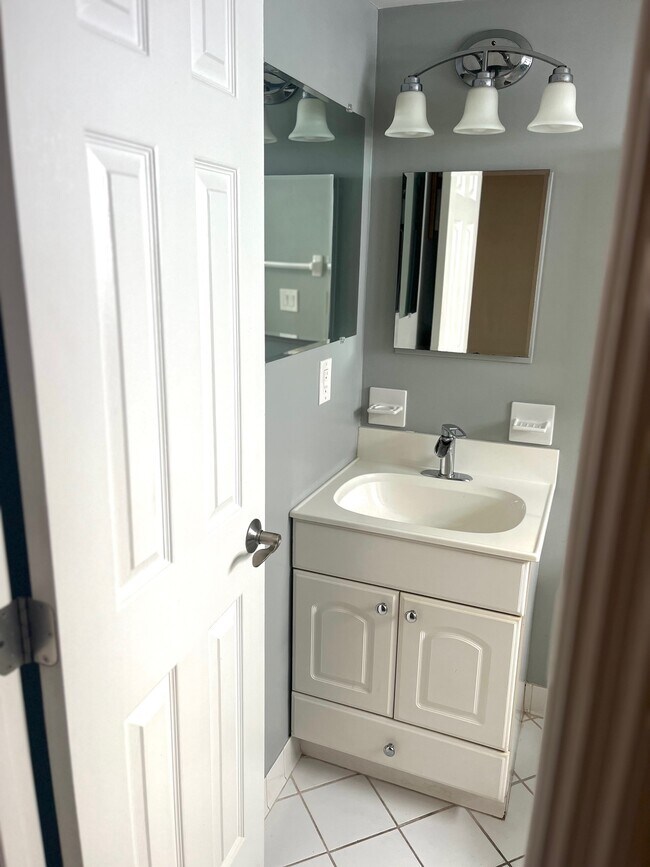 Building Photo - 2121 N Ocean Blvd