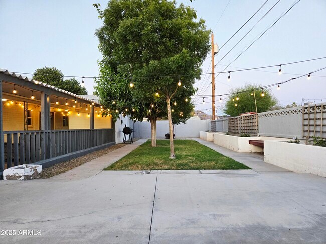 Building Photo - 3039 W Bloomfield Rd