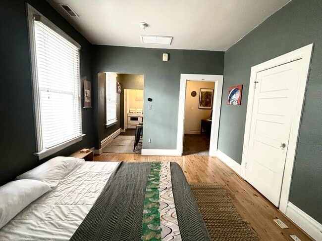 Building Photo - 612 Park St.