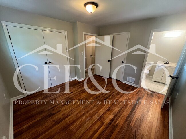 Building Photo - 421 Zellen Dr