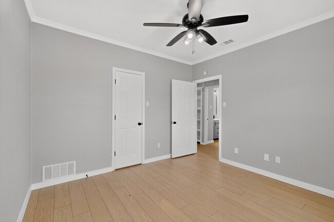 Building Photo - 620 W Stoneybrook Dr