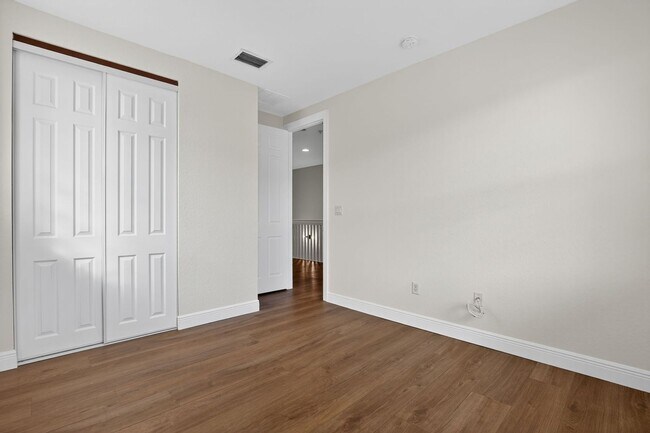 Building Photo - 4 Bedroom Townhome in West Palm Beach