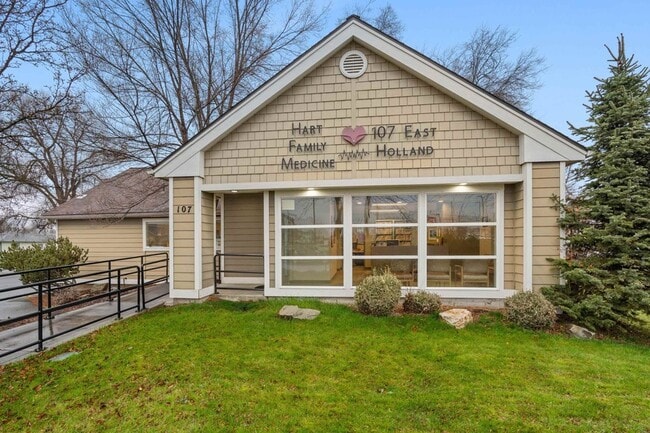 Building Photo - 107 E Holland Ave