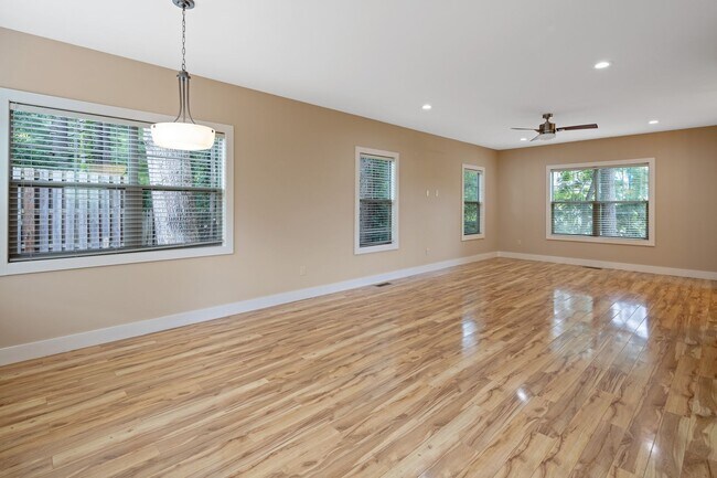 Building Photo - House in Kenilworth - Beautifully Refreshed!