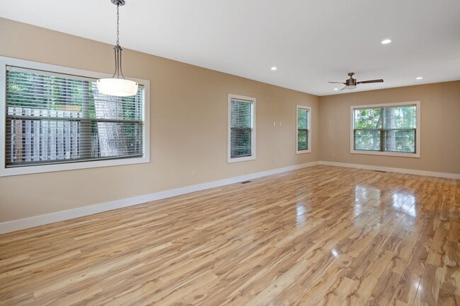 Building Photo - Modern Kenilworth Home