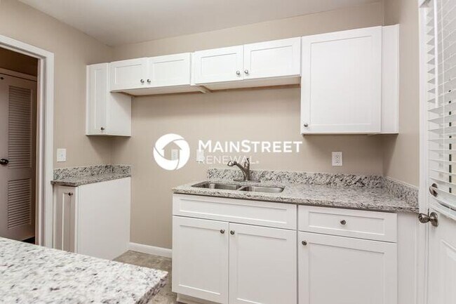 Building Photo - 3 Bedroom Pet-Friendly Home in Forest Park...