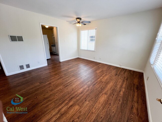 Building Photo - $2,595 - Darling 2 Bedroom 1 Bathroom Dupl...