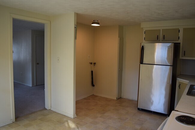 Building Photo - 104 Longmeadow Ln