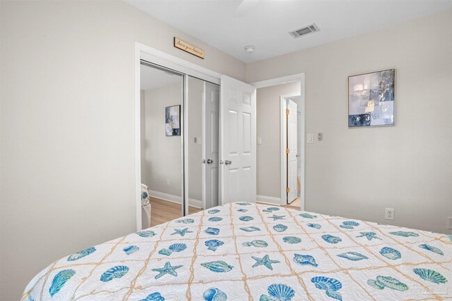 Building Photo - 4570 Yacht Harbor Dr