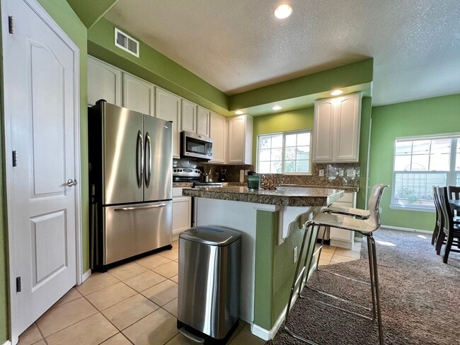 Building Photo - Beautiful 2 Bed 2.5 Bath Condo Near Observ...