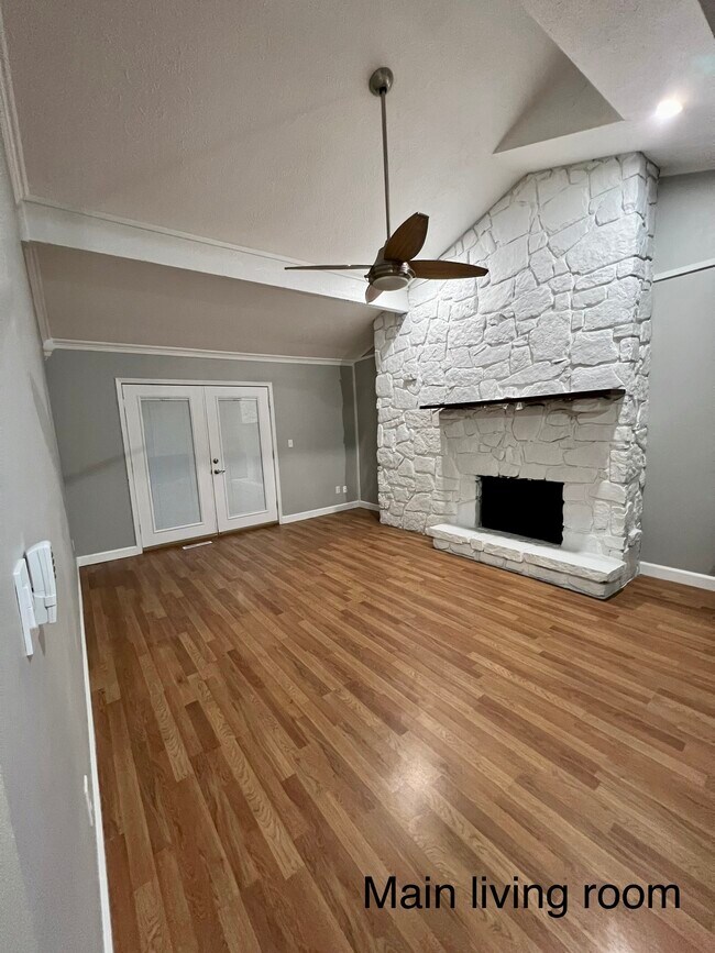 Building Photo - 2116 E Regency Plz