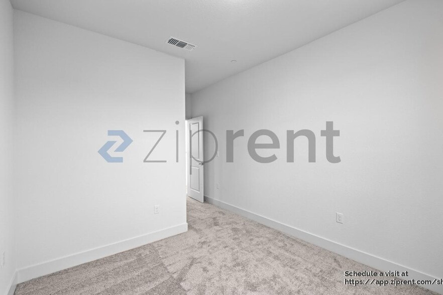 Building Photo - Unit